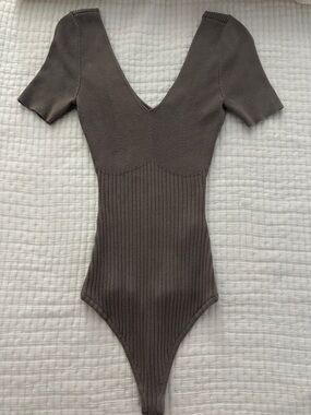 Abercrombie Ribbed V-Neck Short Sleeve Bodysuit in Taupe